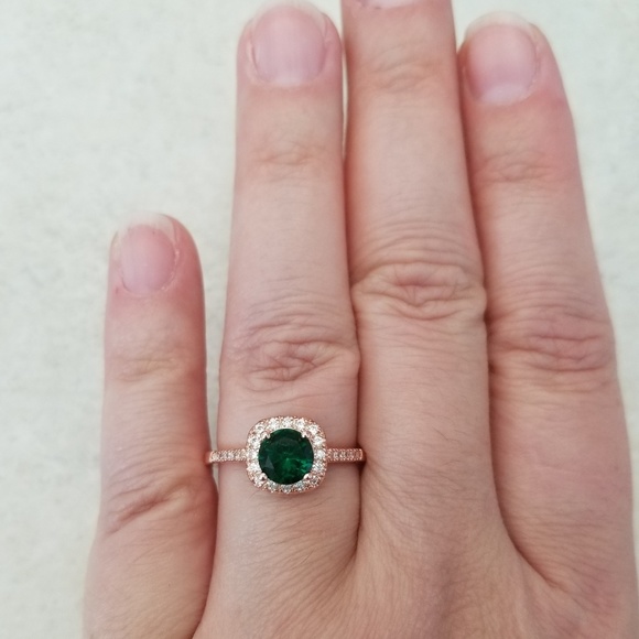 18k Emerald Ring - Picture 7 of 8